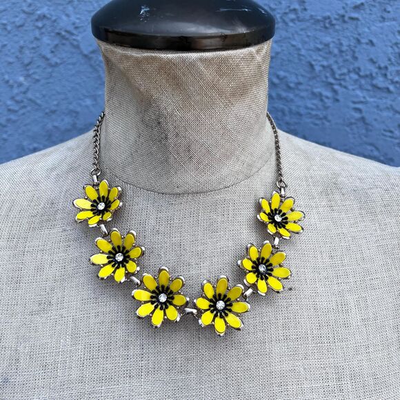90s Floral Necklace Yellow Daisy Mod Jewelry - Picture 2 of 8